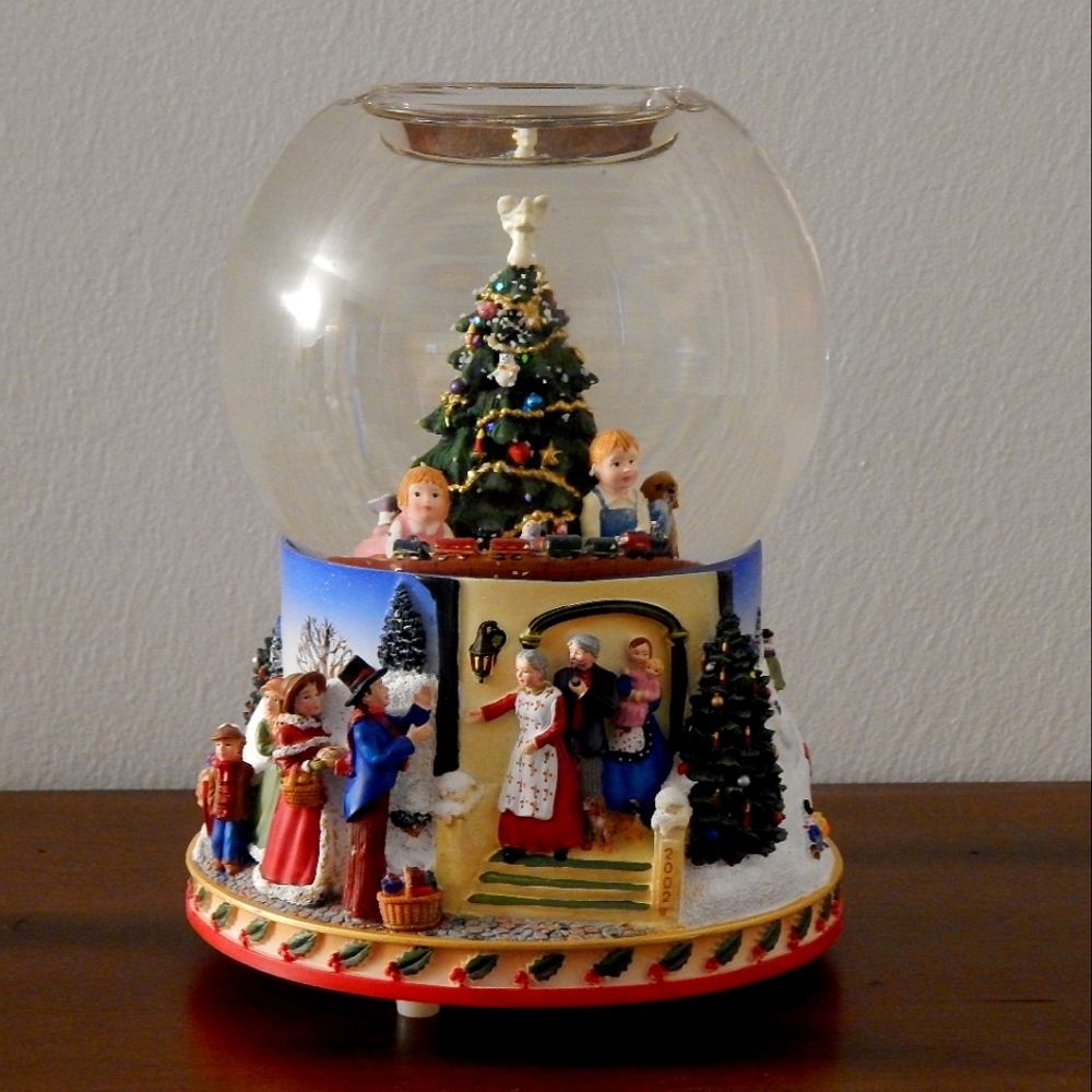 "Christmas Morning" Holiday Tealight Globe™